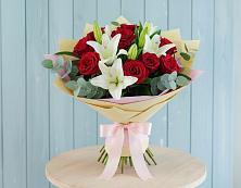 Букет цветов из:  Лилии и Розы в Сармаково