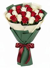 Букет Микс из красных и белых роз в Сармаково