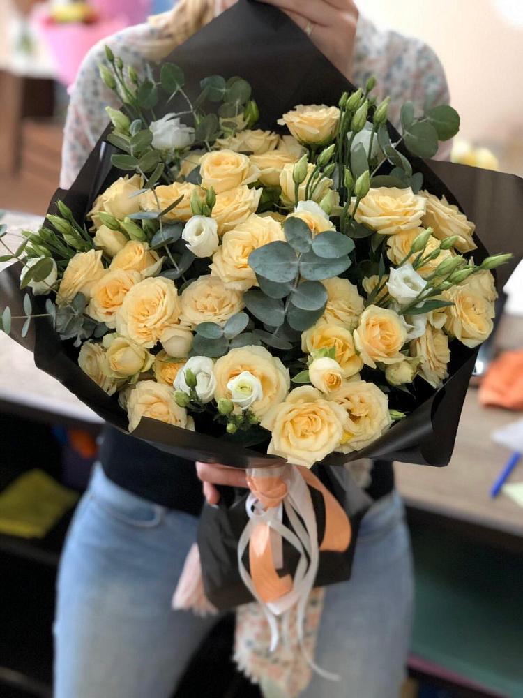 Букет цветов из: Розы и Лизиантусы в Сармаково