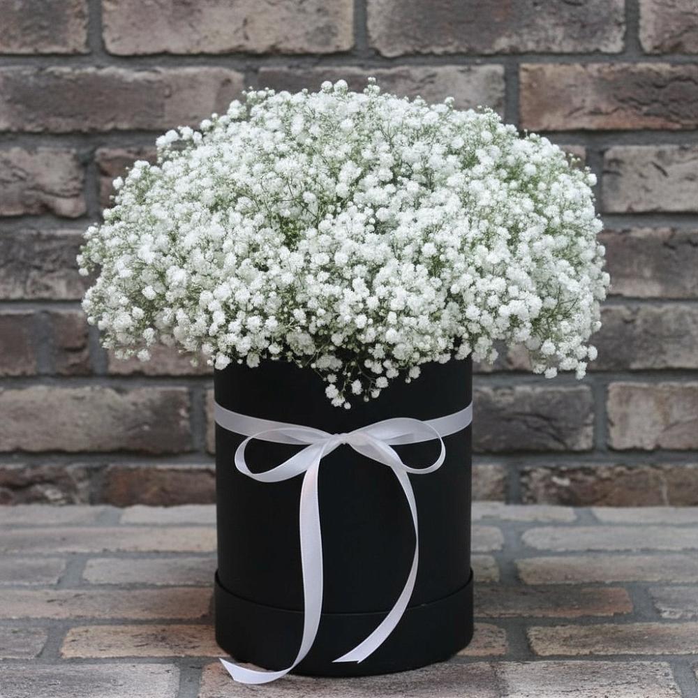 Цветочная композиция из Гипсофила в шляпной коробке в Сармаково