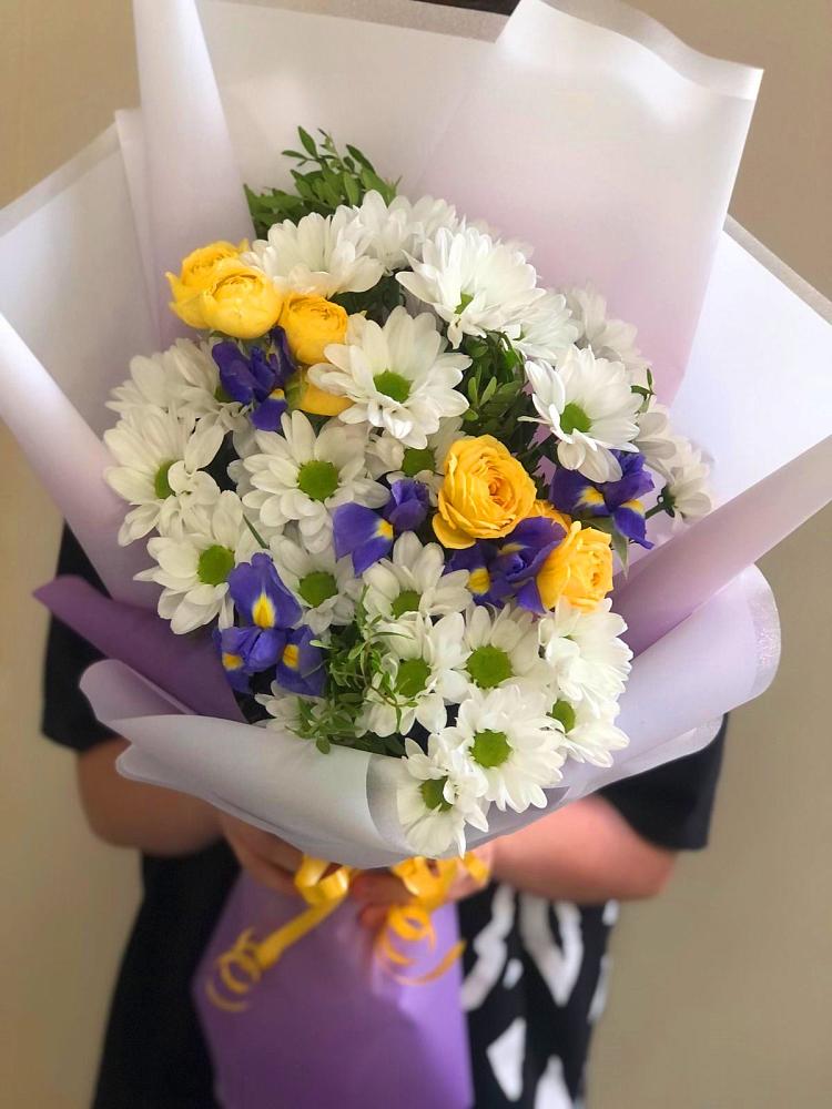 Букет цветов из: Ирисы, Хризантемы и Розы в Сармаково
