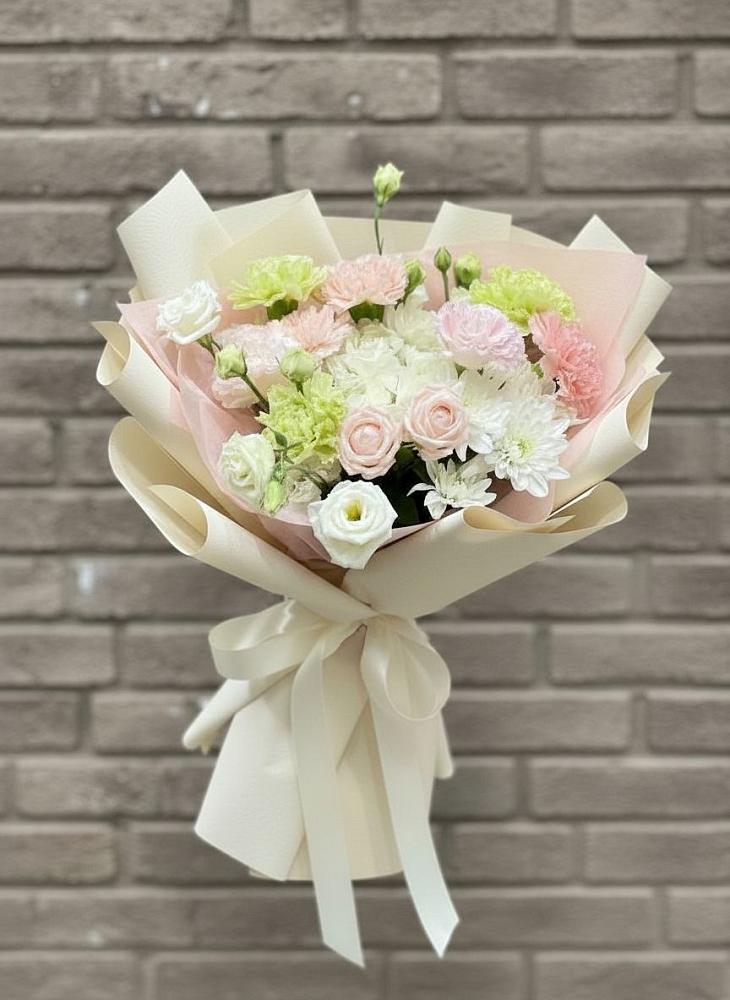 Букет цветов из: Гвоздики, Розы, Лизиантусы и Хризантемы в Сармаково