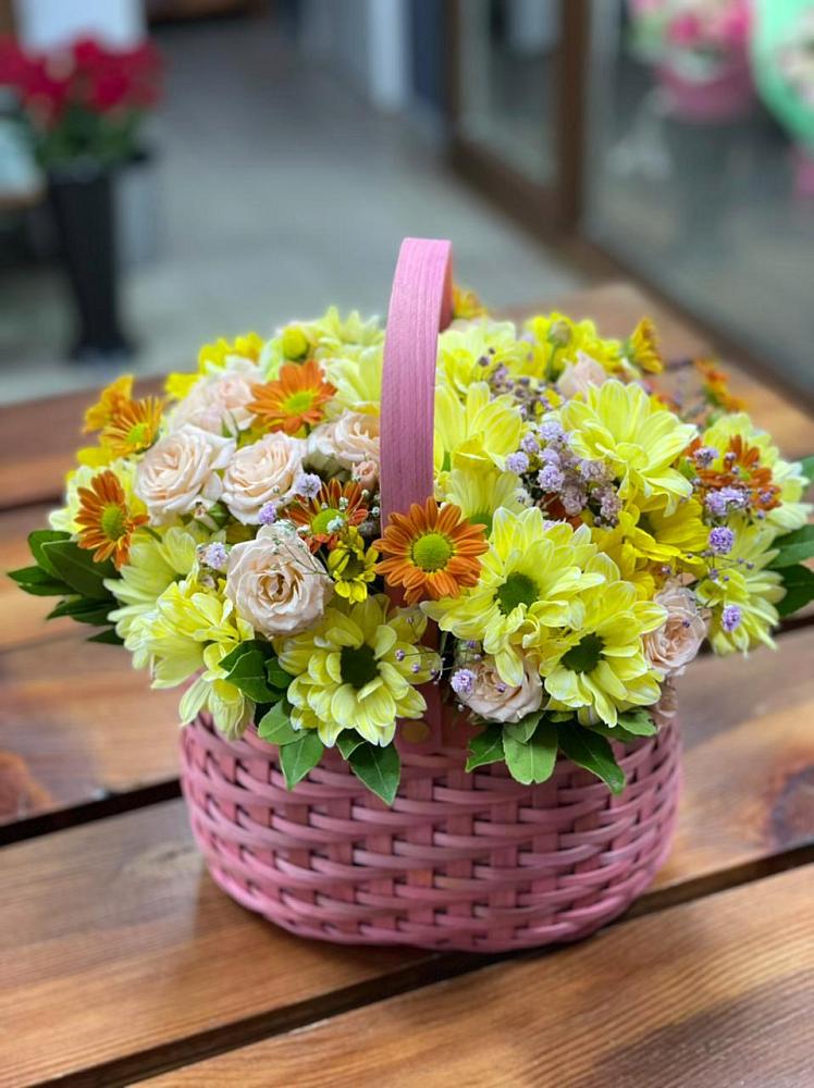 Цветочная композиция из Хризантемы и Розы в корзине в Сармаково