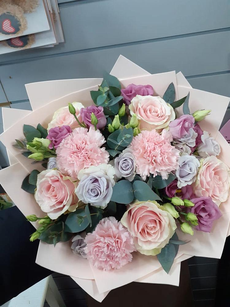 Букет цветов из: Розы, Гвоздики и Лизиантусы в Сармаково