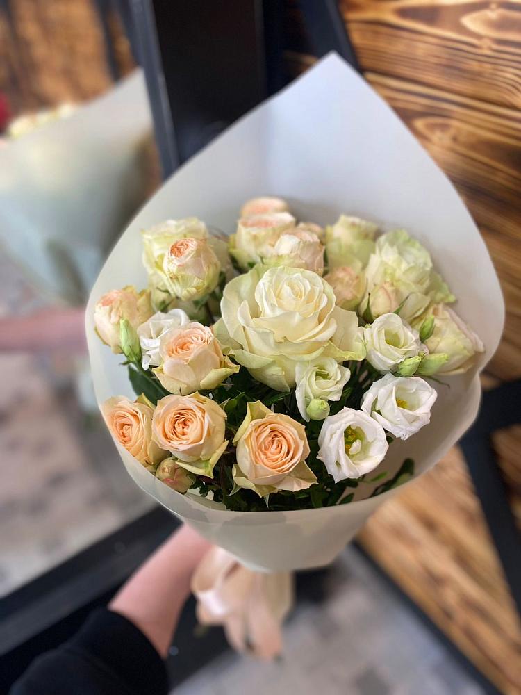 Букет цветов из: Розы и Лизиантусы в Сармаково